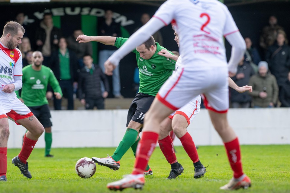 Een archiefbeeld van Koersel B, hier in actie tegen Heusden 06. Probeerde een speler van de leider van vierde provinciale B iets te regelen met de doelman van Kadijk B?