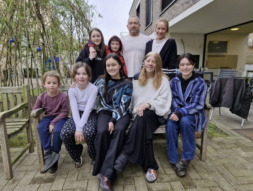 Mieke tussen haar kinderen en kleinkinderen.