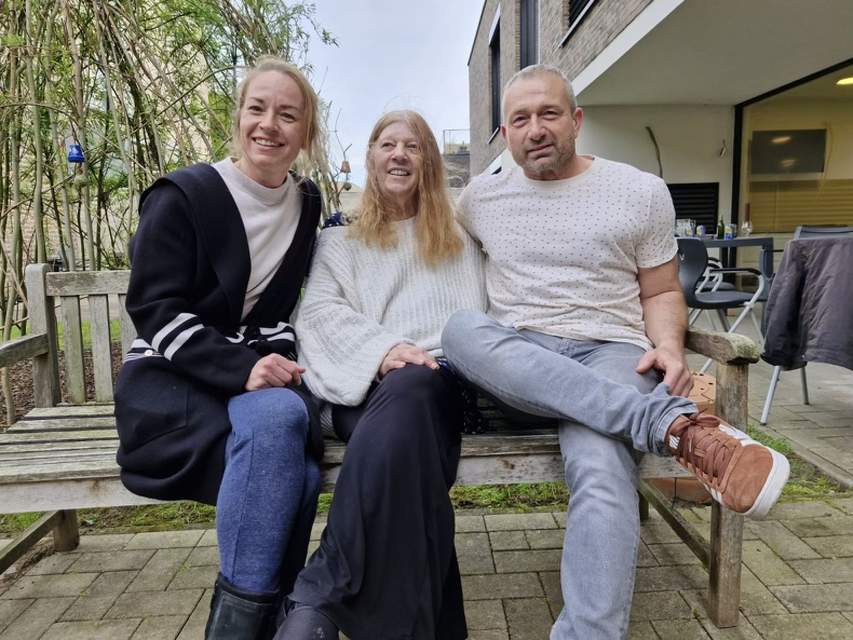 Mieke (midden) met haar kinderen Ellie De Grauwe en Kim De Grauwe.