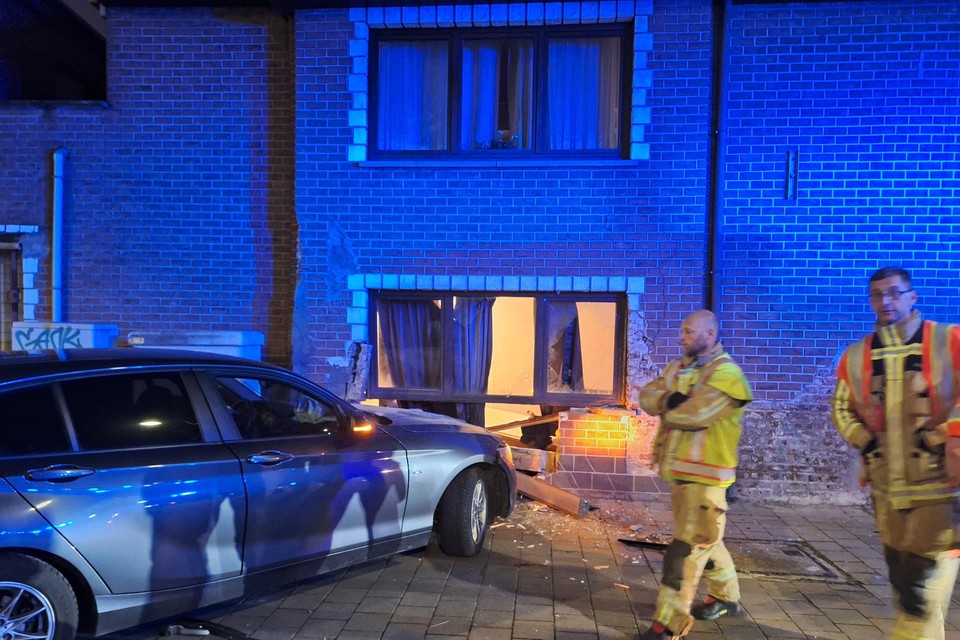 De BMW crashte met hoge snelheid in de woning. De brandweer kwam ter plaatse om de gevel dicht te maken.