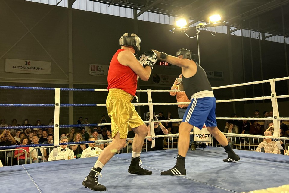 De burgemeesters Chris Vervliet (links) en Theo Francken maakten er een echte bokswedstrijd van.
