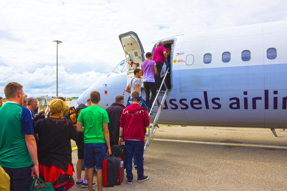 Brussels Airlines pakt het iets eerlijker aan, op de website zie je meteen de volledige prijs die je moet betalen, inclusief handbagage.