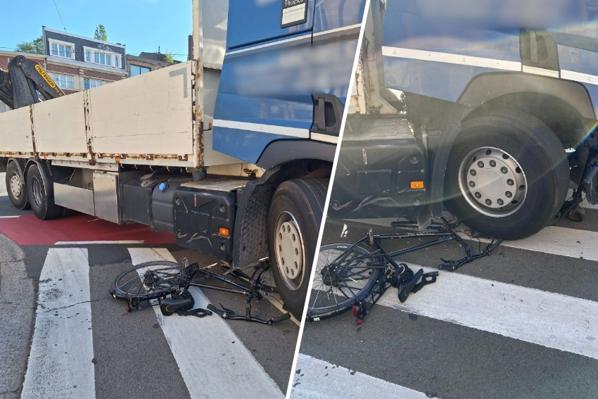 De fiets belandde onder het wiel. De step verdween helemaal onder de vrachtwagen.