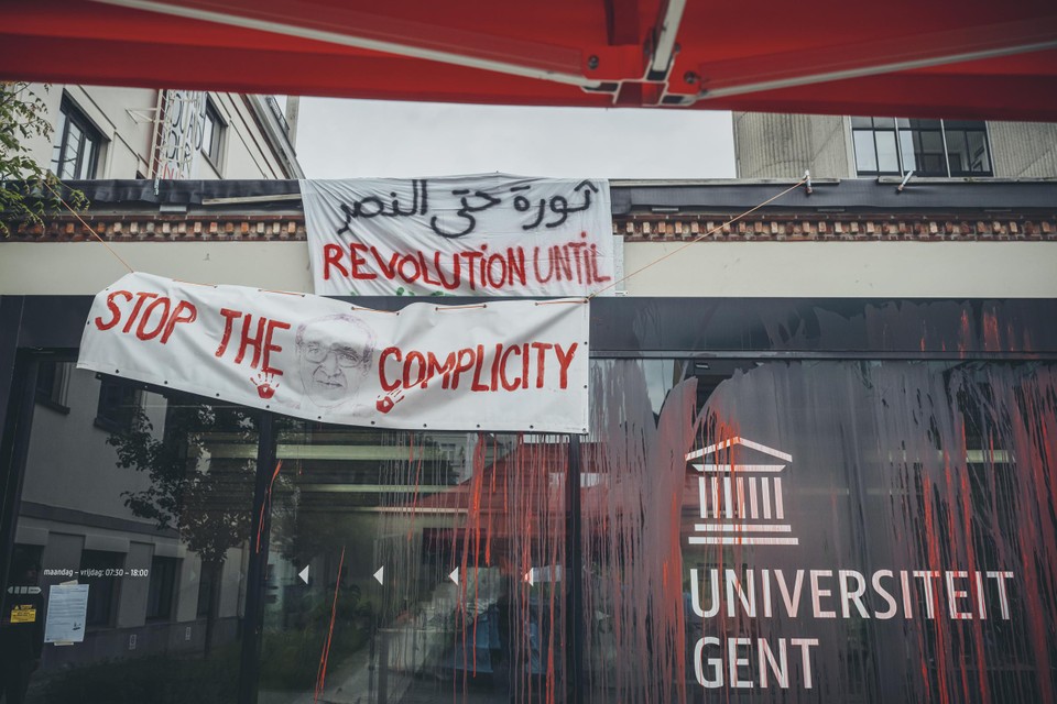 De voorgevel van het rectoraat werd beklad met rode verf. “Stop de medeplichtigheid”, zegt het spandoek.