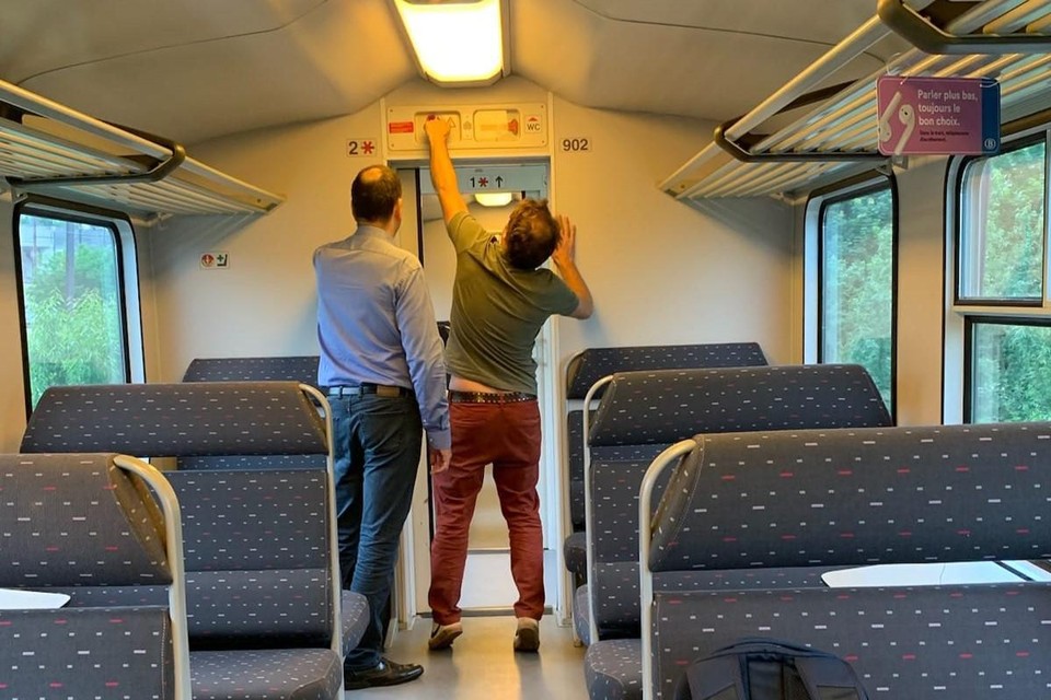 Pendelaar Jeroen trok aan de noodrem nadat de trein op eigen kracht uit het station van Mechelen was gebold.