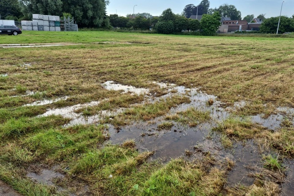 De vipparkings aan Sluizeken liggen er te drassig bij.