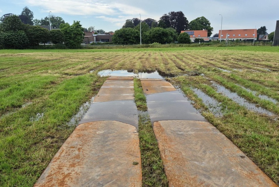 Met stalen platen kan de organisatie in enkele parkeerplaatsen voorzien. Die zullen niet door de vips gebruikt worden.