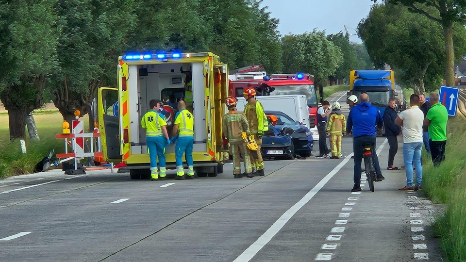 Twee personen werden overgebracht naar het ziekenhuis.