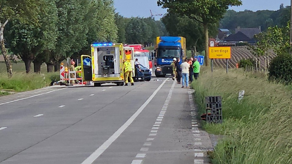 Het ongeval gebeurde op de N8 tussen Elverdinge en Woesten.