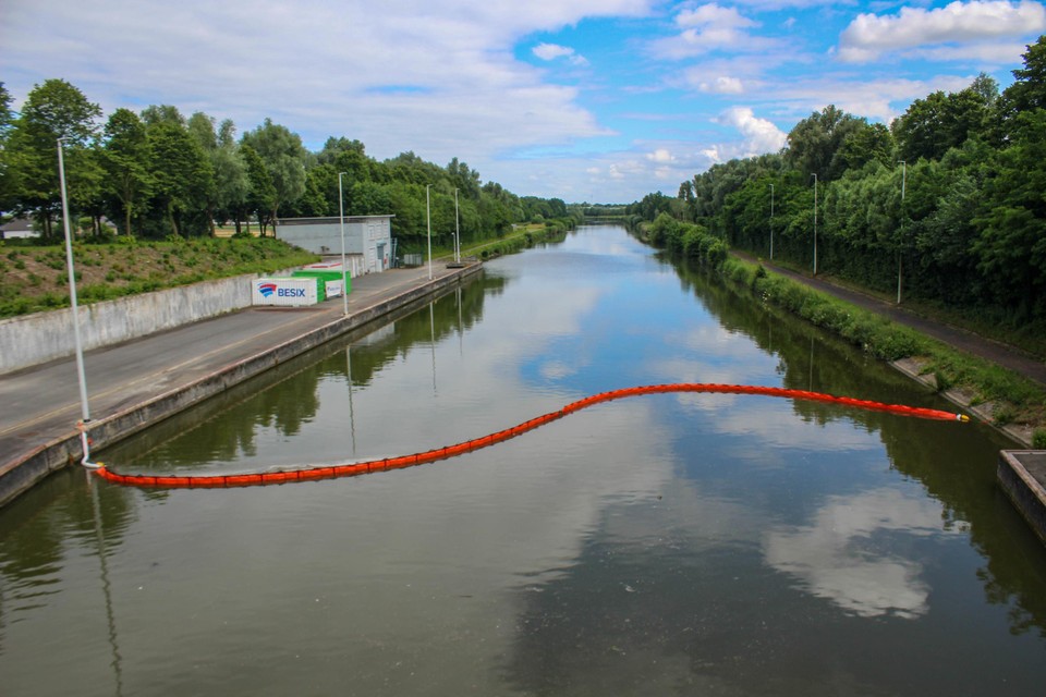 De brandweer legde preventief een dam in het kanaal om eventuele brandstoflekken op te vangen.