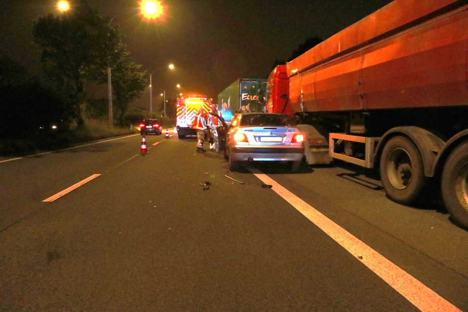 Het aangereden voertuig stond met panne langs de kant van de weg.