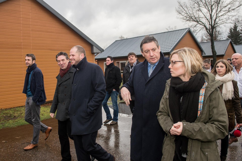 Toenmalig staatssecretaris Theo Francken en minister Jan Jambon gingen in 2016 op bezoek in Parelstrand.