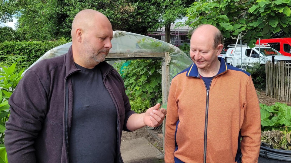 Geert Van Gestel toont de ring aan leraar Jan Wouters die de familie heeft opgespoord in het parochie-archief.