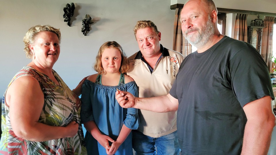 Geert Van Gestel overhandigt de trouwring aan kleinkinderen Carine en Kurt en achterkleinkind Lena.