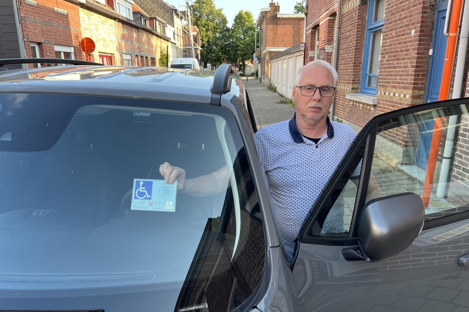 Dirk Van de Plas heeft voor zijn deur in Wijnegem een eigen invalidenparkeerplaats gekregen.