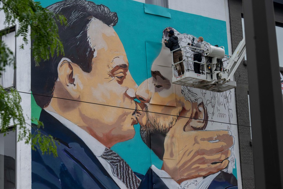 N-VA-voorzitter Bart De Wever en zijn MR-collega Georges-Louis Bouchez op een muurschildering in Antwerpen.