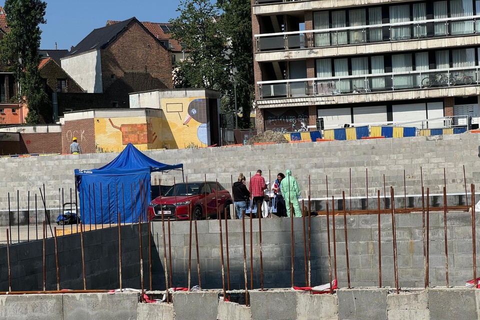 Het labo is aan het werk op de plek waar het lichaam van de man gevonden werd.