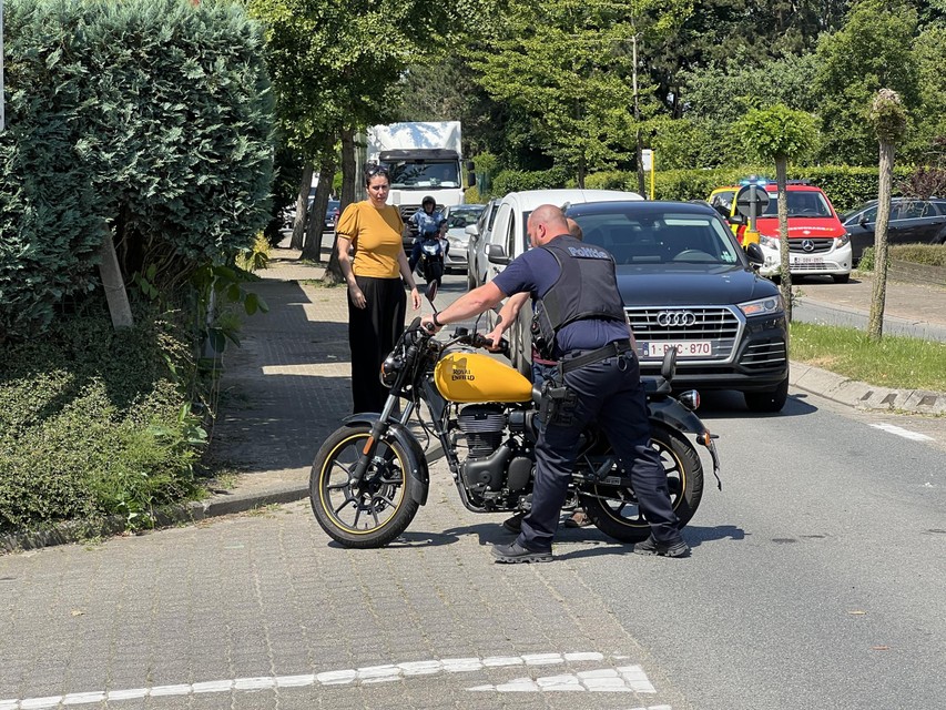 De motorrijder kwam ten val in het midden van de weg. .