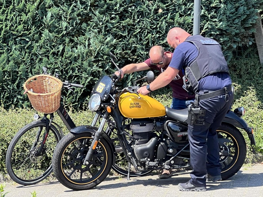 De motorrijder zat even geklemd onder zijn tweewieler en raakte zwaargewond.