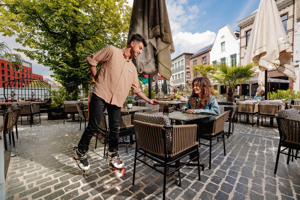 Dilara Demir is in de wolken over Enes Özbek, de eerste rolschaatsende ober van Mechelen.