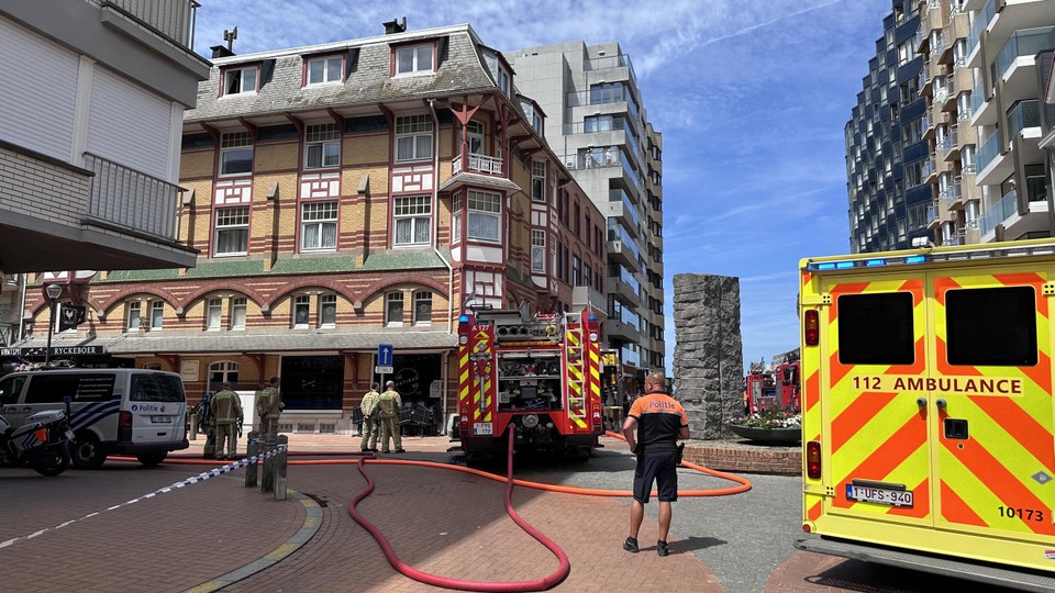 Een dakwerker werd met zware brandwonden naar het ziekenhuis gebracht.