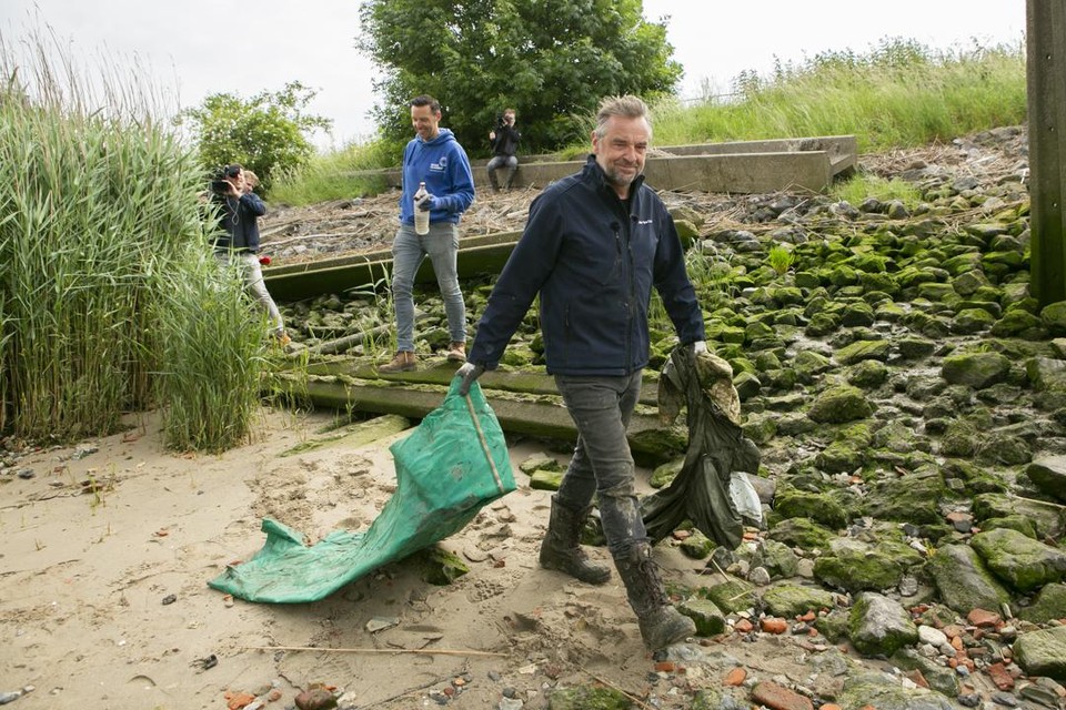 Tom Waes aan het werk. “Stoppen met het kopen van flessen water, dat zou al een stap in de goede richting zijn. We hebben perfect drinkbaar kraantjeswater.”