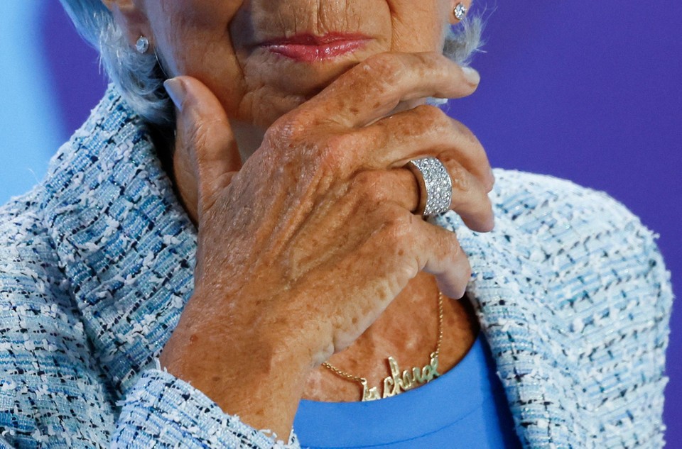 ECB-voorzitter Christine Lagarde droeg een halsketting met de woorden “In charge”