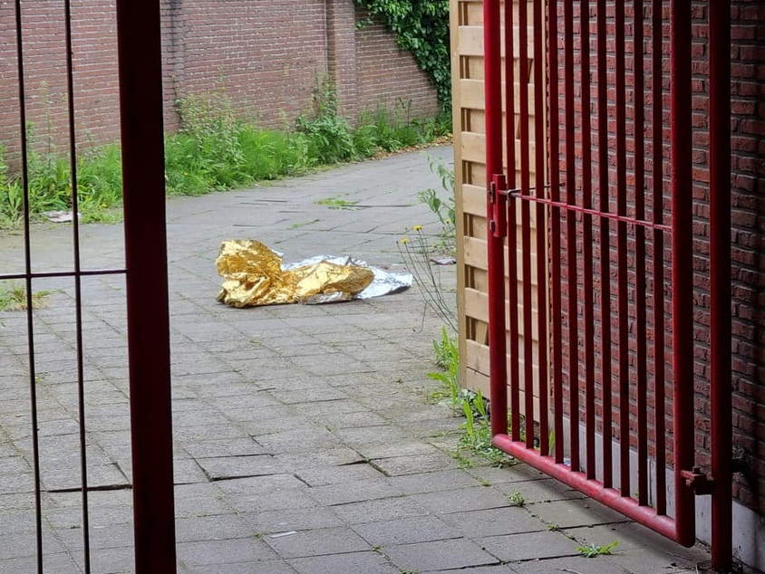 Het aluminiumdeken van het slachtoffer.