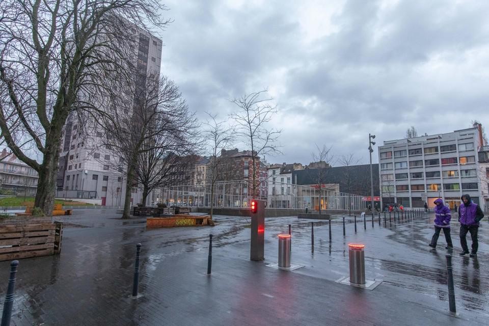 De Jacques Francksquare in Brussel. Er is een voetbalveldje, maar ouders durven hun kinderen er niet te laten spelen.