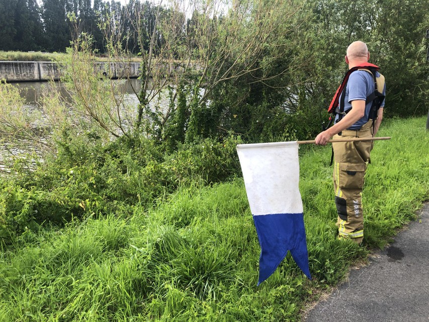 Het scheepvaartverkeer werd aangepaste vlaggen aangemaand om niet verder te varen.