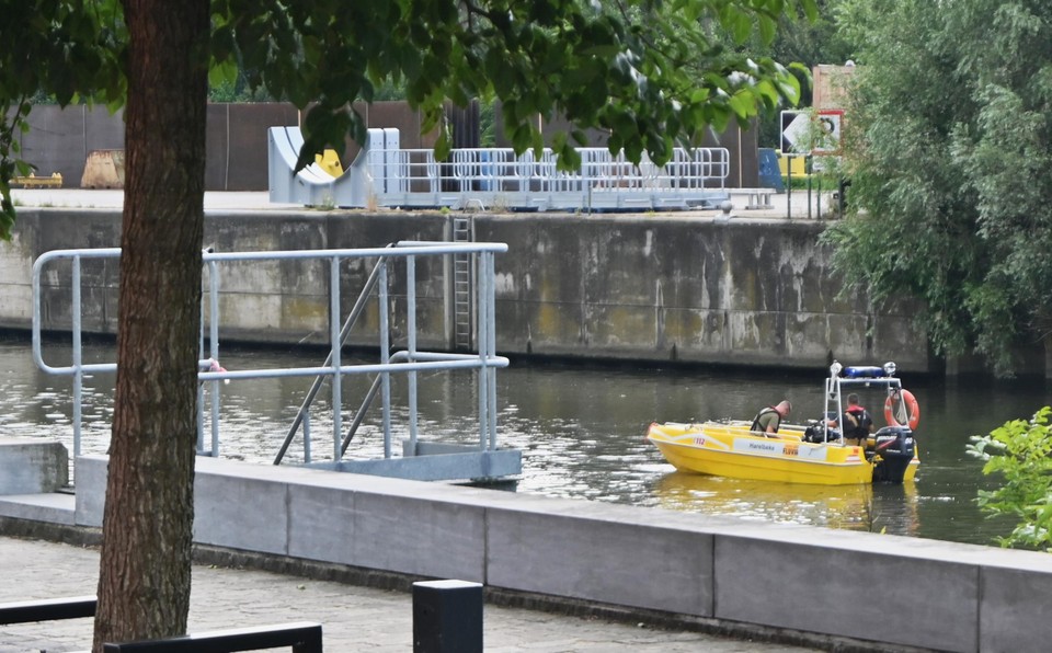 Fluvia zocht vanop een boot de Leie af op zoek naar de drenkeling.