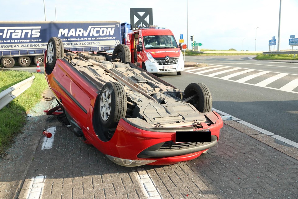 De auto kwam op zijn dak tot stilstand.