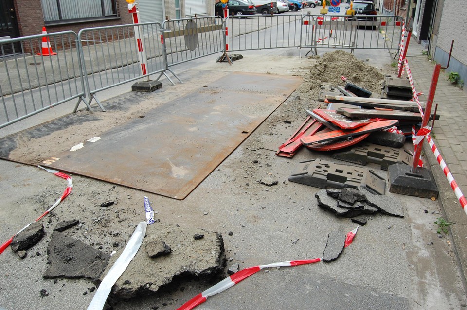 Het zinkgat in de Lindestraat werd al afgedekt, maar is nog niet opgelost.