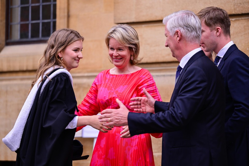 Kroonprinses Elisabeth (22) studeerde deze week af aan het Lincoln College in Oxford. Trotse ouders Filip en Mathilde woonden haar afstudeerceremonie bij.