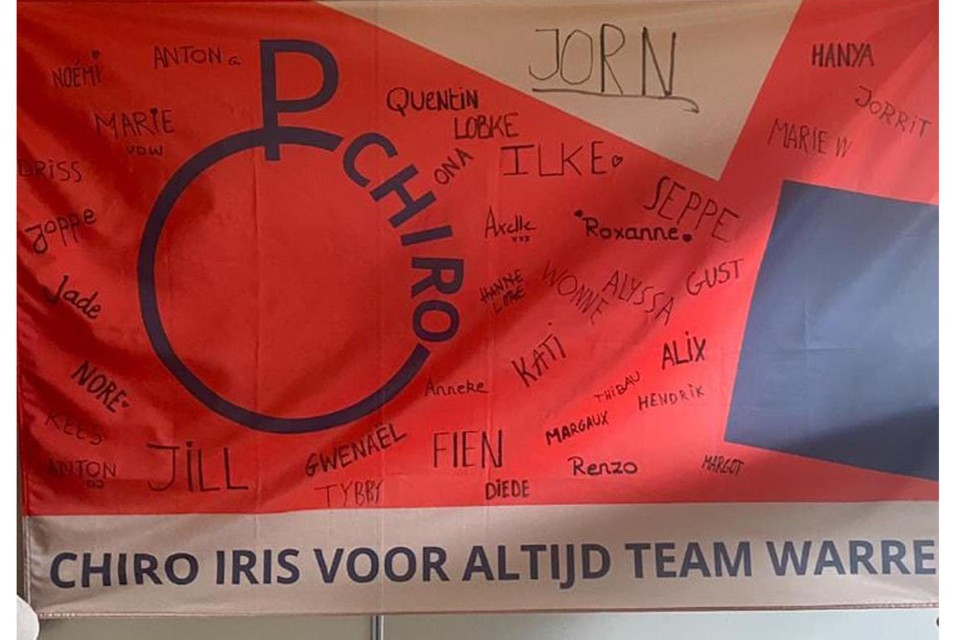 De vlag heeft een grote emotionele waarde voor Chiro Iris. Iedereen had zijn naam op de vlag geschreven voor de zieke Warre (14)