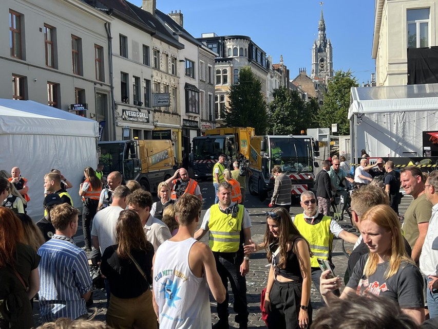 In de verte arriveren de eerste veegwagens.