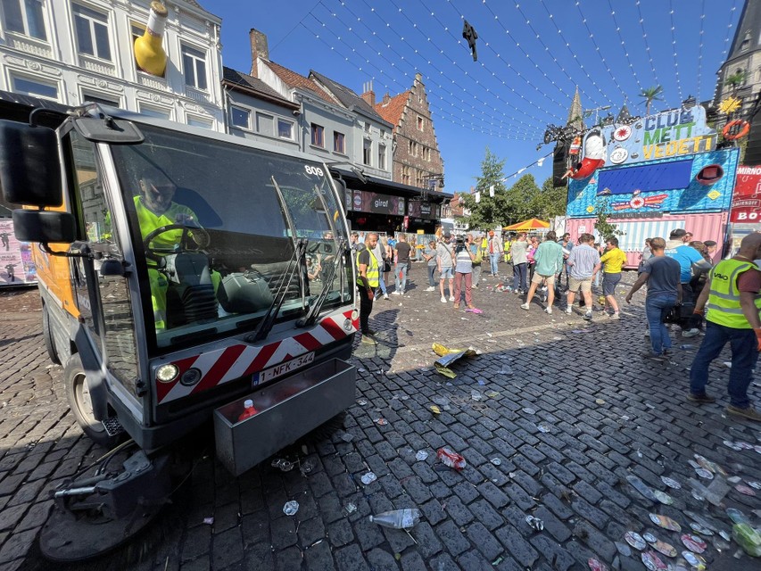 De Vlasmarkt plakt nu nog, maar is over enkele uren weer helemaal proper.