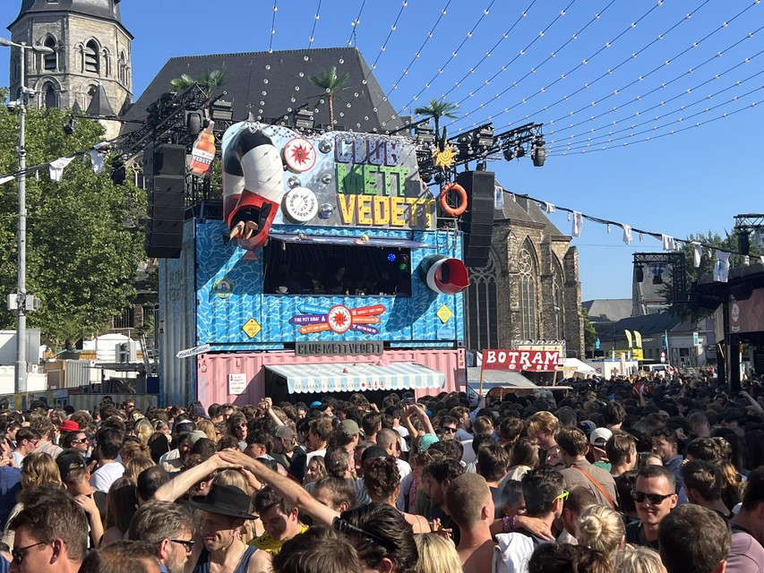 Na negen uur, maar vele honderden mensen staan nog aan de dj-toren op de Vlasmarkt.