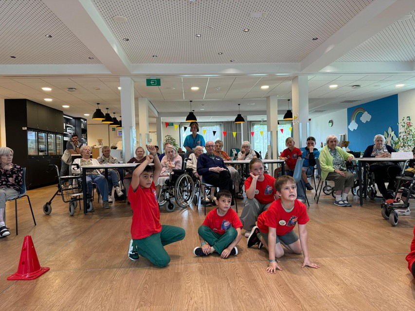 De bewoners speelden samen met de kinderen enkele spelletjes.