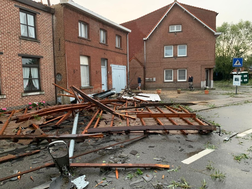 In de Tisseltstraat in Kapelle-op-den-Bos zijn twee daken weggewaaid.