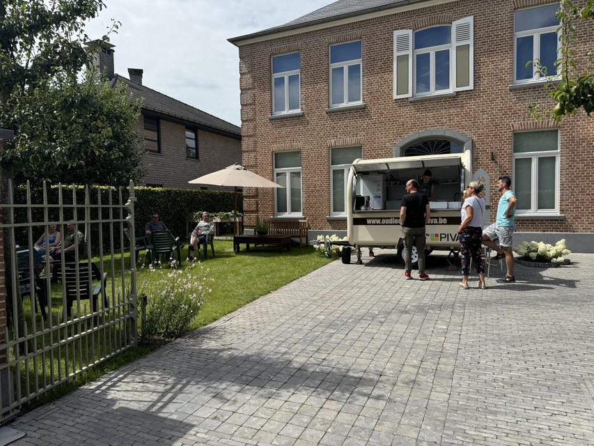 Estelle opent een ijs- en koffiepop-up in de voortuin van haar ouderlijk huis in Oppuurs.