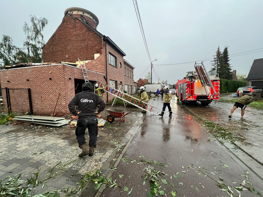 In de Juniorslaan is de puntgevel van een woning het begeven.