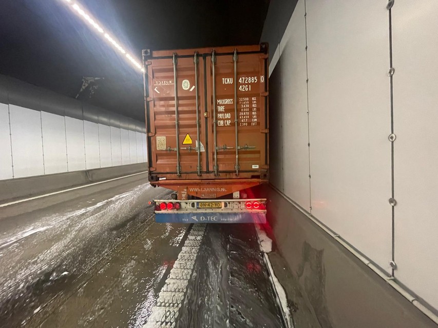 De vrachtwagen raakte eerst de linkerwand om uiteindelijk op het rechtse rijvak tot stilstand te komen.