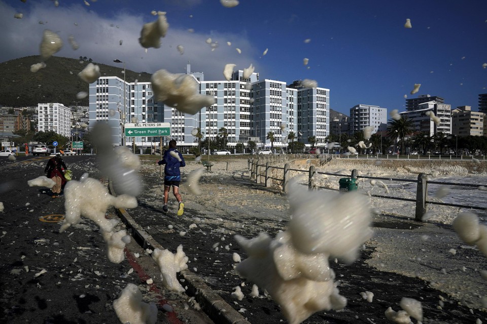 Opspattend zeeschuim aan de kust in Zuid-Afrika.