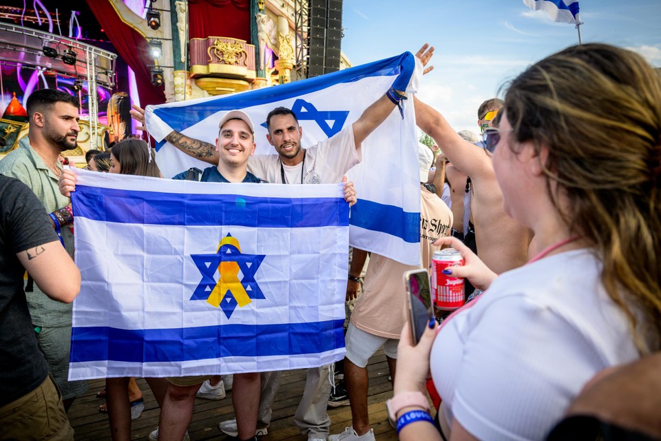 Ben en Kfir, komen uit Tel Aviv: “We weten dat het moeilijk ligt, maar we bedoelen het positief.”