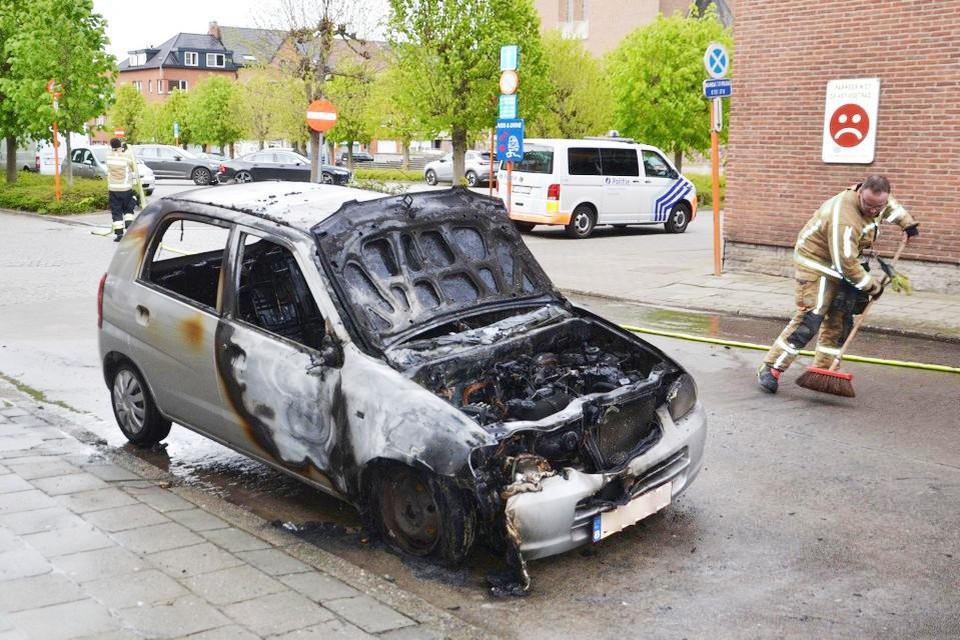 De auto brandde volledig uit.