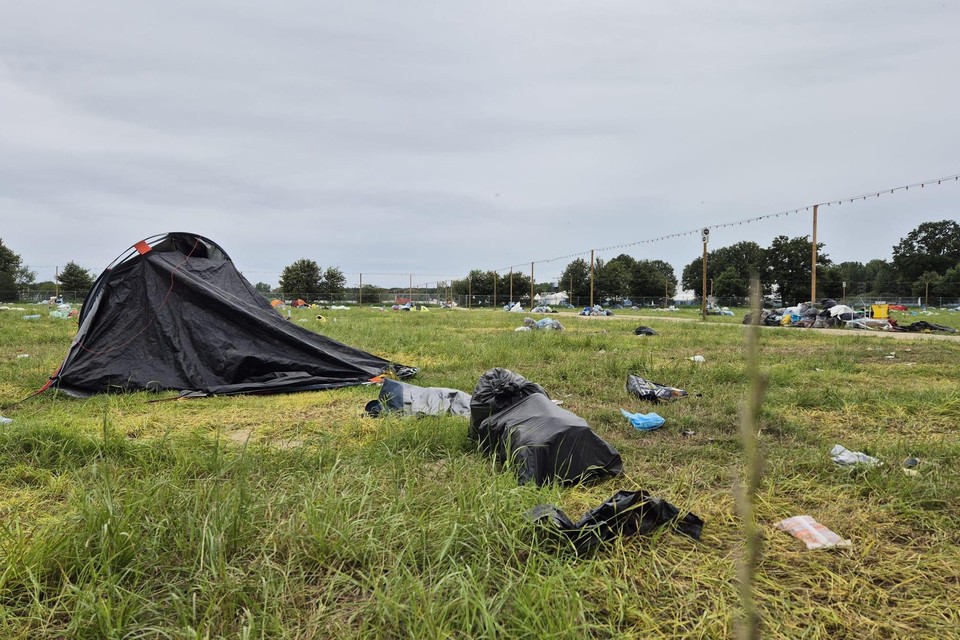 Van kratjes Cara pils tot lege tenten, op de festivalweide van Rock Werchter vind je van alles terug.