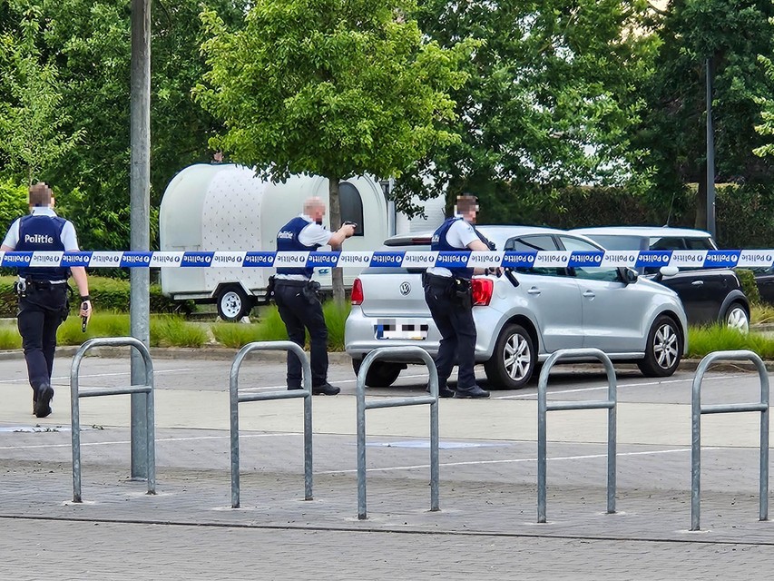 De verdachte werd met veel machtsvertoon opgepakt.