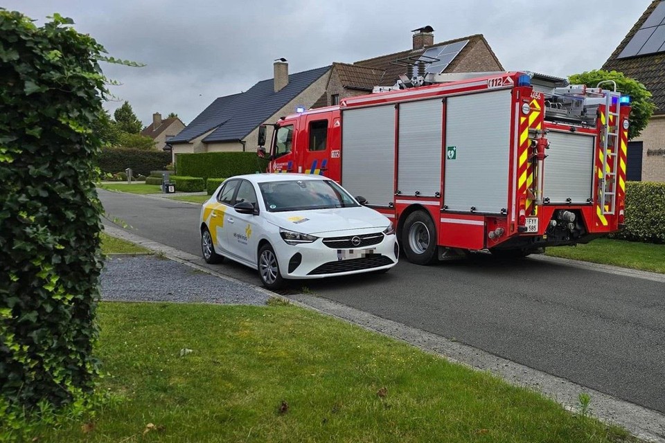 De brandweer en het Wit-Gele Kruis ter plaatse in de straat van de bejaarde man.