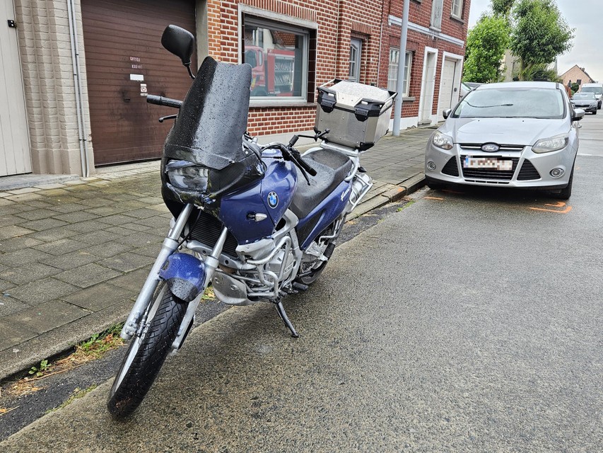 De motorfiets werd tientallen meters weggeslingerd.